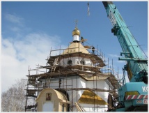 Установка нового купола на кладбищенскую часовню Петропавловска (31 марта 2008 года)